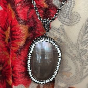 Pendant vintage chain cut so it sparkles crystal embellishment around the shell